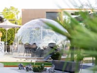 Transparente Kuppel als Wintergarten oder Lounge – vielseitig & stilvoll