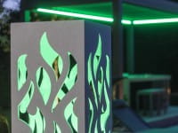 LE LED Lichtsäule von efecto mit Flammen-Design im Betoncase