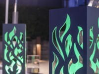 LE LED Lichtsäule von efecto mit Flammen-Design im Betoncase