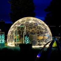 Transparente Kuppel als Wintergarten oder Lounge – vielseitig & stilvoll