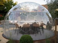 Transparente Kuppel als Wintergarten oder Lounge – vielseitig & stilvoll