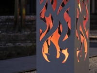 LE LED Lichtsäule von efecto mit Flammen-Design im Betoncase