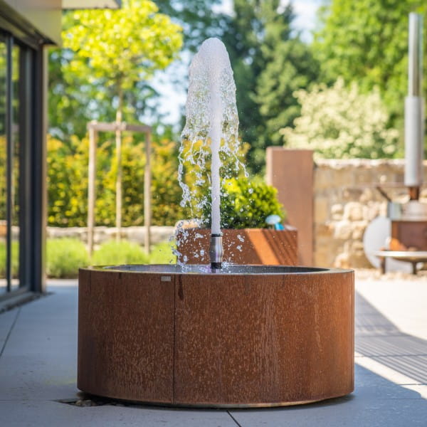 ums Metall Brunnen rund aus Cortenstahl